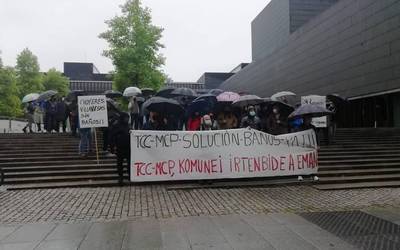 TCC enpresak villavesa gidarientzako komunak murriztu nahi dituela salatu dute langileek