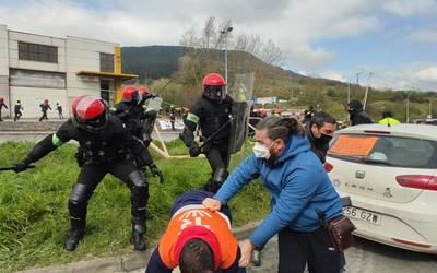 Tubacexeko piketeko Ertzaintzaren kargetan egondako hiru herritar ikertu dituzte, desordena publikoak eta autoritatearen aurkako atentatua egotzita