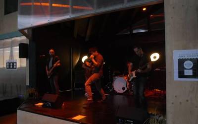 Rock eta pop doinu indartsuekin astindu dute Faktoria EraBaterako kideek