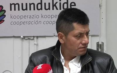 Mundukiderekin Kolonbian proiektua duen Anibal Criollo sukaldari indigena, Arrasaten