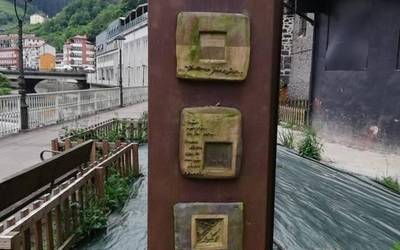36ko memoriaren eskulturari pieza bat kendu diote