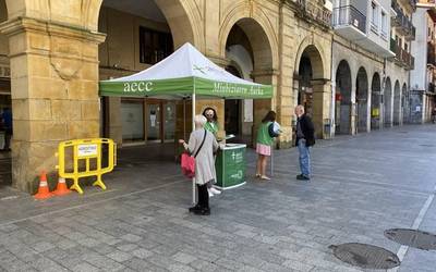 Minbiziaren aurkako kanpaina egiteko postua jarri du AECC elkarteak herriko plazan