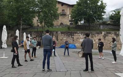 Txalkor txistulari taldea kalera atera da berriz ere