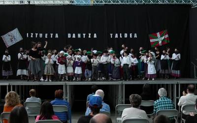 Iztueta Dantza Taldeak kurtso amaierako emanaldia  egin zuen
