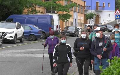 Ina Zeberio omendu dute Lizartzan, mendi irteera eta bere omenezko monolitoan ekitaldia eginez