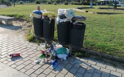 Zeresana eman du Antilla hondartzako zakarrontziek gainezka egin izanak
