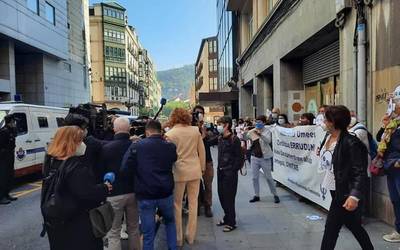 Andereak elkarteak babesa adierazi dio Costumerori Bilboko epaitegiaren aurrean egindako kontzentrazioan