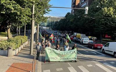 Bizkaibuseko beharginek 24 orduko greba hasi dute langile biren kaleratzea salatzeko