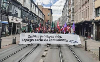 Enplegu publikoa kontsolidatzea eskatuz, kalera itzuli dira sindikatuak