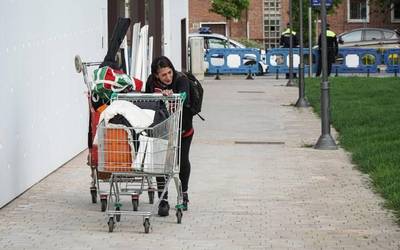 Olarizun okupatutako etxebizitzetako azken bizilagunak kaleratu ditu Udalak