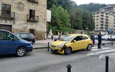 Auto batek istripua izan du Otalora Lizentziaduna kalean, trafikoan eraginez