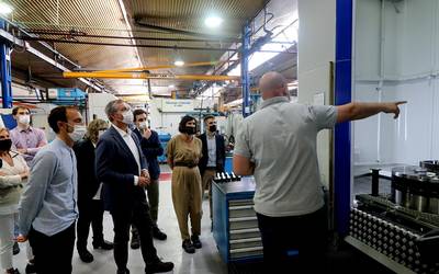 Markel Olano diputatu nagusiak Engranajes Grindel enpresaren instalazioak bisitatu ditu, Elgoibarren ireki zeneko 50. urteurrenean