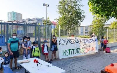 Salburuko institutua 2024an irekitzeko bermea eskatu dute familiek