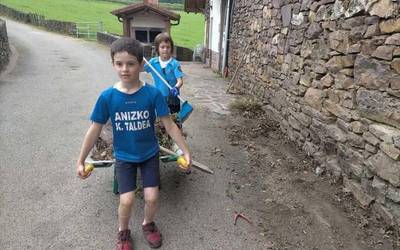 Anizko bide bazterrak eta frontoia garbitu zituzten larunbatean auzolanean