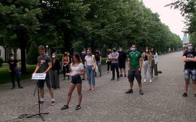 Euskararen aldeko borroka indartzeko deia egin dute hainbat gaztek