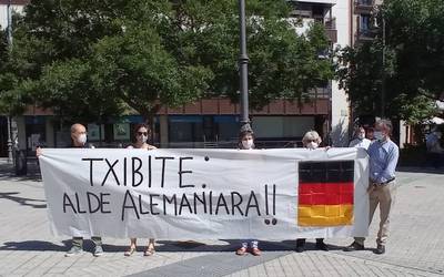 Atzerriko hizkuntzak euskararen gainetik jartzea leporatu dio AET taldeak Txibiteri