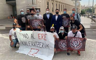 Tubacexeko zenbait grebalari Madrilera joan dira bizikletaz eta hainbat ordezkari politikorekin batu dira, Yolanda Diaz ministroa barne