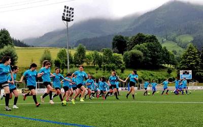 85 neskak hartu zuten parte futbol campusean