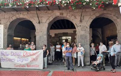 Zahartzaroaren aurkako abusuak eta tratu txarrak salatu zituzten