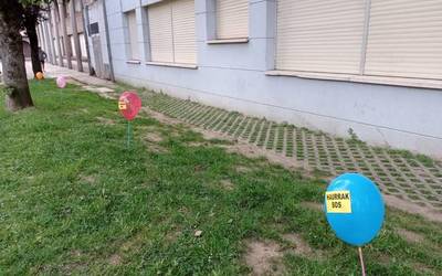 Haurrak ere bai ekimenarekin  bat eginez, ekintza bat egin du guraso talde batek Xabier Munibe Ikastolaren atarian