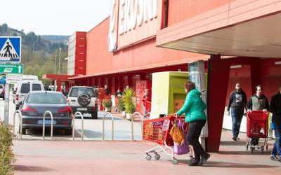 Eroskik 300 denda berri ireki gura ditu, "posizioa indartzeko"