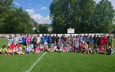 Ia 70 neska, futbolarien topaketan