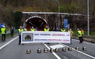 N-121A plataforma osatu dute hainbat eskualdetako herritarrek