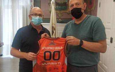 ISBk klubeko kamiseta eman dio Azkoitiko Udalari