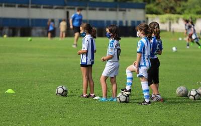Futbolari gaztetxoenek kirolaz gozatzeko aukera izan dute, Neska Futbolarien Topaketan
