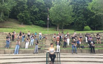Debagoieneko hainbat neska gaztek lehen topaketa feministak egingo dituzte uztailean