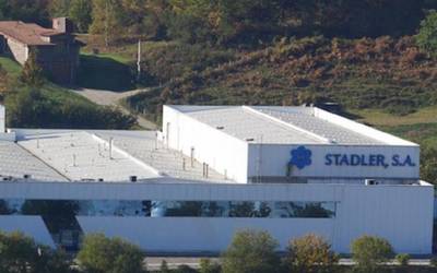 Stadler enpresak iragarri dituen kaleratzeak salatu ditu ELAk