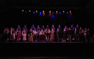 Tolosako Udal Musika Bandak, Udaberri Dantza Taldeak eta  Hodeiertz abesbatzak emanaldia eskaini dute San Joan bezperan