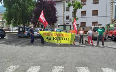 Udalak hitzarmena betetzeko eskatzeko, langileak protestan