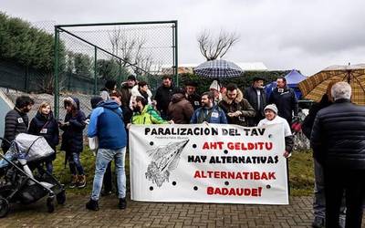 Egungo trenbideak egokitzea eskatu dute Añanako bizilagunek, Burgos-Gasteiz AHTren aurrean