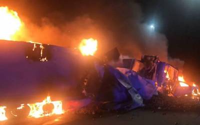 Bi hildako istripu larri batean kamioi batek harrapatuta, Zigoitian