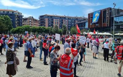 Zornotzan manifestazio jendetsua egin zuten atzo pentsio duinen alde