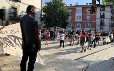 Presoen etxeratzea eskatuz manifestazioa egin dute Arrasateko kaleetan
