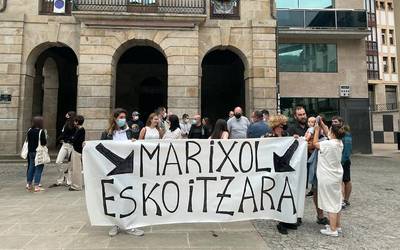 'Maixol Eskoitzara' zioen pankartarekin elkarretaratzea, Eskoriatzan