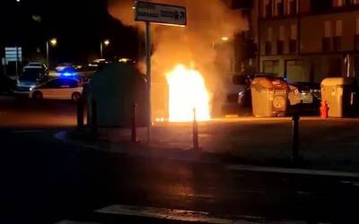 Goizaldean erretako edukiontzi batek kalteak eragin ditu Arrasate pasealekuan