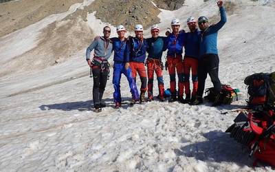 Ushba mendia igo du Alberto Fernandezek, Kaukasoko Cervino deitzen dioten mendia