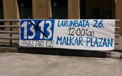 13/13 epaiketan auzipetutako Julen Zelaraini elkartasuna adierazteko eserialdia