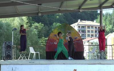 Diberti-dantzariek argi ikusi dute Eskoriatza plaza 'martxosoa' dela