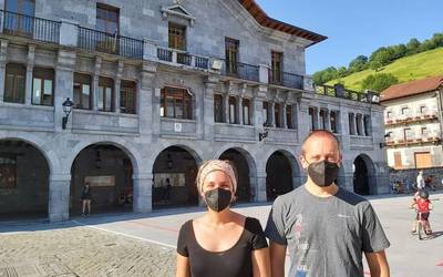 Leitzari buruzko liburua idazten ari da Garazi Albizua idazlea