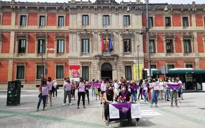 Navarra Sumak galarazi du parlamentuak babesa ematea epaitegian deklaratzera deituta dagoen feministari