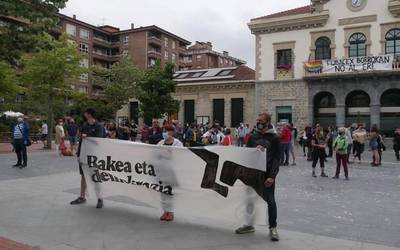 Amurrioko plaza bete dute Kai Saez de Egilaz eta Pipe San Epifanioren atxiloketak salatzeko