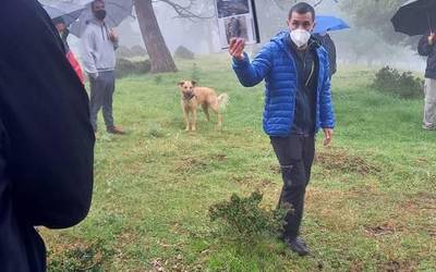 Lainoaren artean bisitatu zuten igandean Babioko herri harresitua