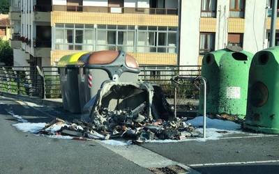 Edukiontziak erre dituzte goizaldean herriko bi gunetan, eta kalteak eragin auto bati