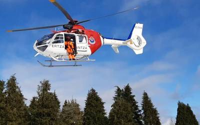 Mendizalea erreskatatu zuen atzo Ertzaintzak helikopteroz Itzinan, orkatilan mina hartu eta gero