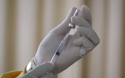 Gazteen txertaketa aurreratzearen alde agertu da Jaurlaritza