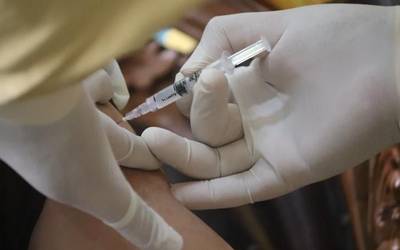 EAEko 16 urtetik gorakoen ia erdiak burutu du bere txertaketa zikloa